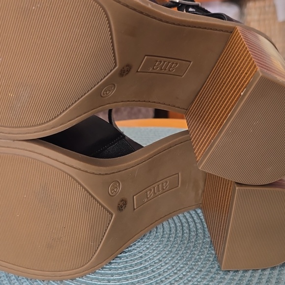 A.N.A BRAND WOMEN\'S BLACK STRAP HEELS SIZE 8.5